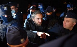 Protest przed Sejmem po przegłosowaniu lex TVN. Morawiecki: Poseł Sośnierz został zaatakowany