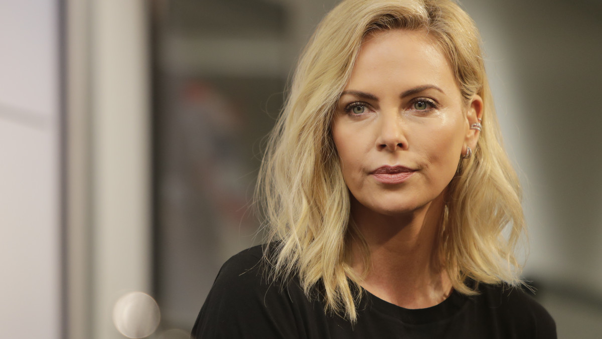 Charlize Theron widziała śmierć ojca. Matka zastrzeliła go na oczach córki