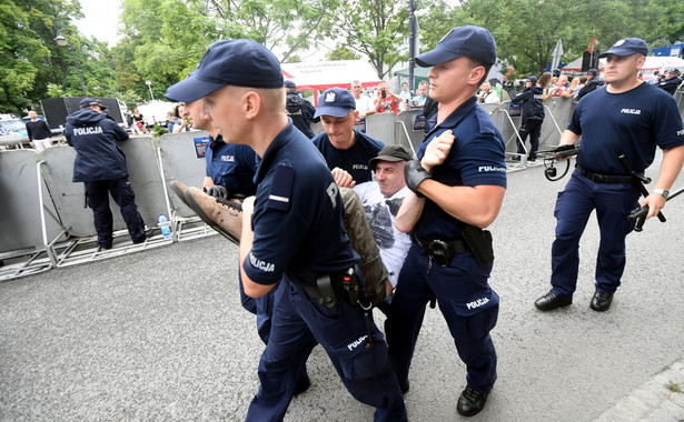 Policja: Demonstracje przed SN i Senatem odbyły się bez poważniejszych incydentów