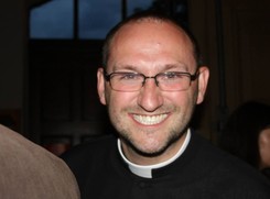 Efekt oświadczenia księdza Charamsy. Duchowny z Poznania ogłasza swój 'coming out' [WIDEO]