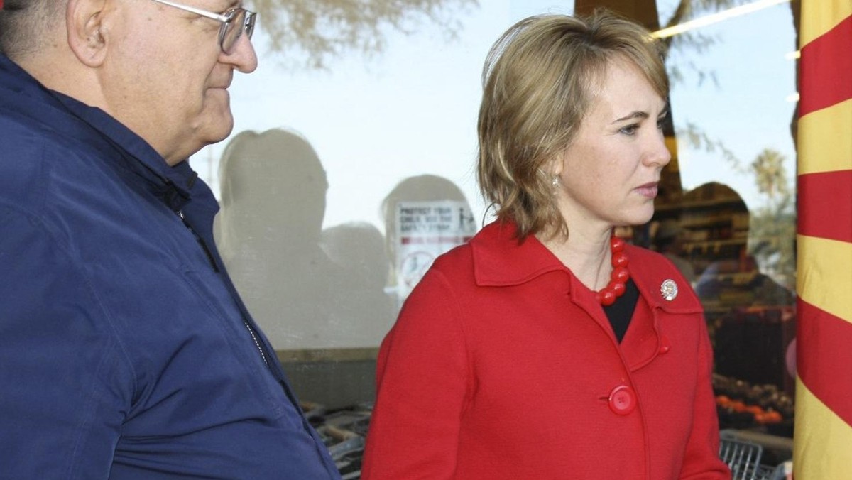 Lekarze zoperowali wczoraj czaszkę kongresmenki Gabrielle Giffords. Ich zdaniem to ostatni kamień milowy na drodze jej rekonwalescencji po tym jak została postrzelona w głowę w styczniu tego roku. Jak podkreślają eksperci ta operacja znacząco poprawi jakość jej życia w przyszłości - informuje huffingtonpost.com.