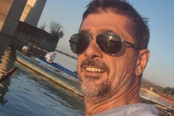 VOJIN ĆETKOVIĆ POKAZAO KAKO SE OPUŠTA! Bez Slobode otišao na imanje gde imaju vikendicu, uživa na čamcu: "Moj Dunav"