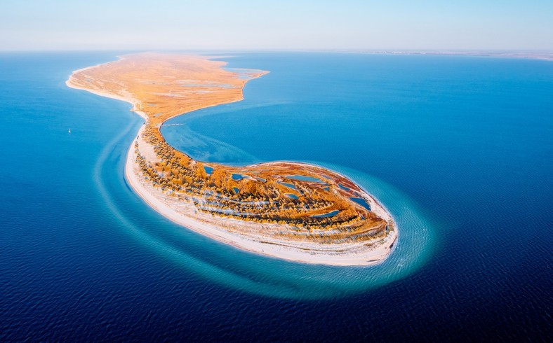 Wyspa słynie z szerokich i piaszczystych plaż