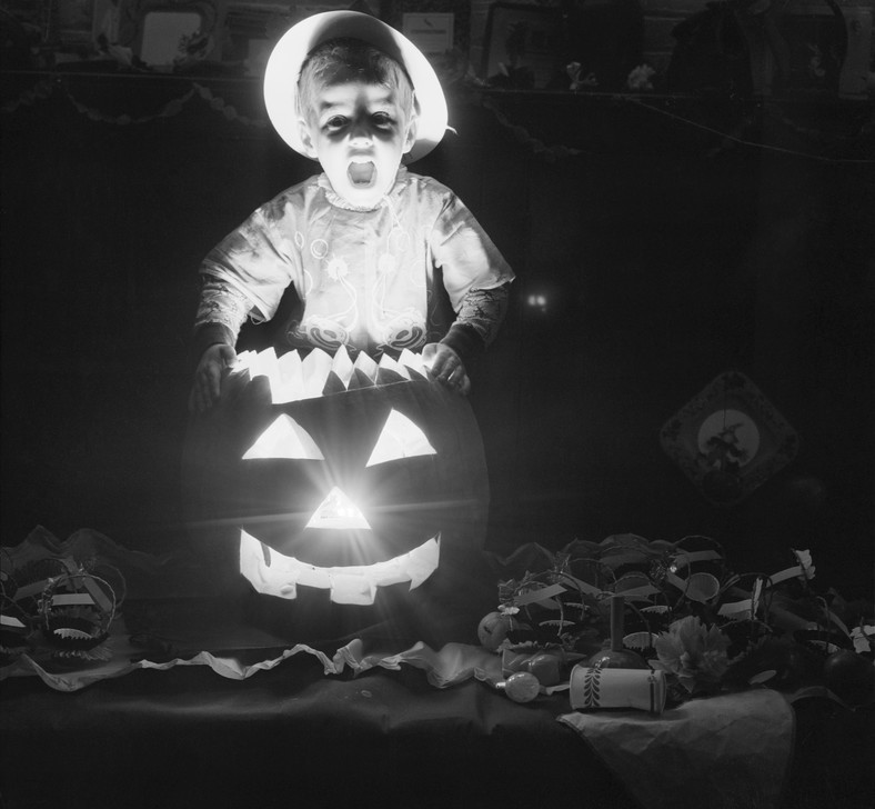 W trosce o najmłodszych próbowano pozbawić Halloween spirytualnego charakteru, popularyzując sąsiedzkie zabawy.