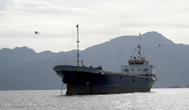 Brod zaglavljen u Ormuskom moreuzu, blizu obale Omana | Foto: Reuters