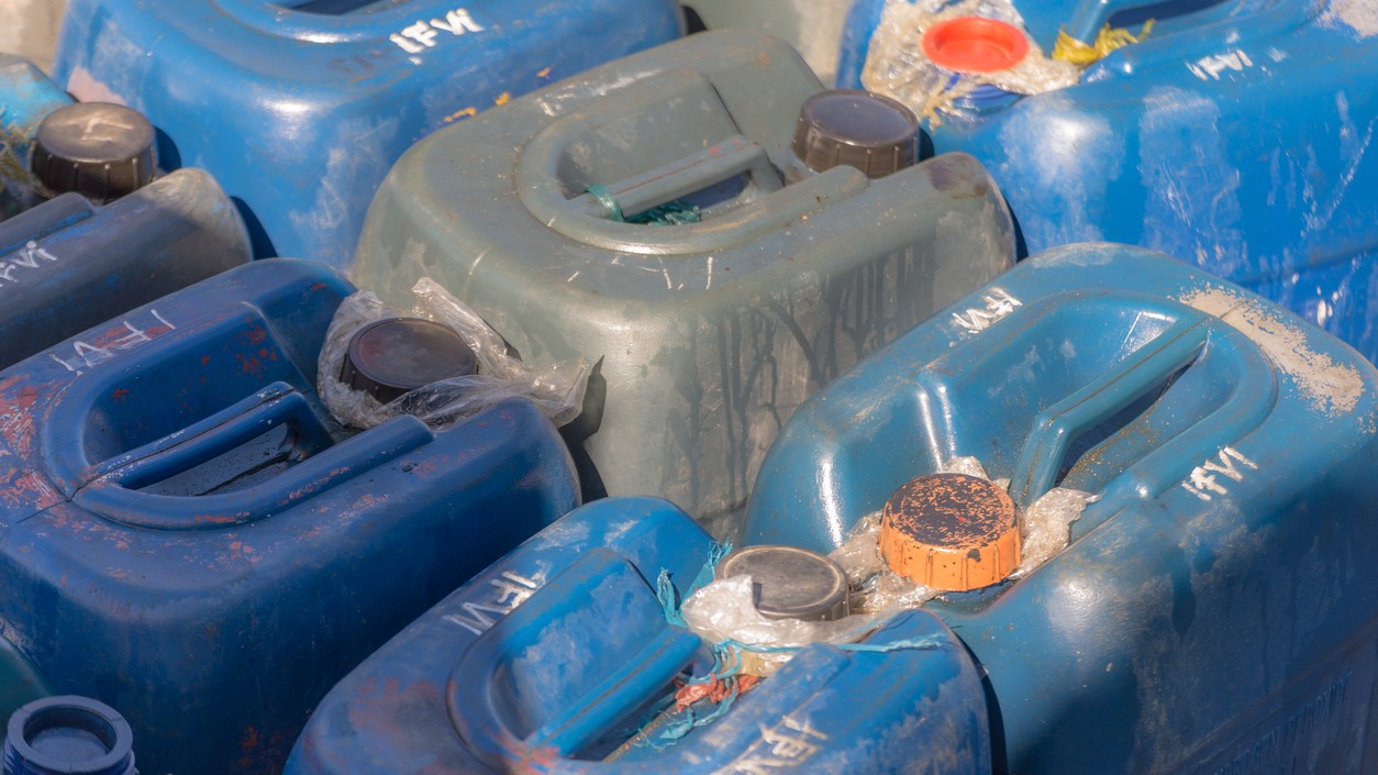 Skladovanie benzínu v kanistroch na Slovensku prináša riziko rýchlej degradácie paliva kvôli obsahu biosložiek. Vodiči by mali uprednostňovať čerstvé palivo z čerpacích staníc pre zachovanie zdravia motora v roku 2026. 