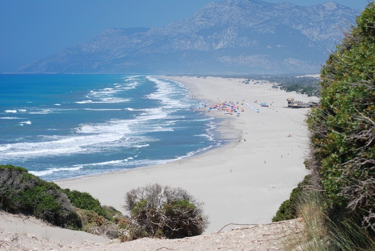 4. miejsce - Plaża Patara – przez wielu turystów uznawana za jedną z najładniejszych tureckich plaż. Leży w niedalekiej okolicy od miasta Fethiye. Warto ją zobaczyć – Patara to 12 km białego piasku w otoczeniu gór i wydm i turkusowej wody.