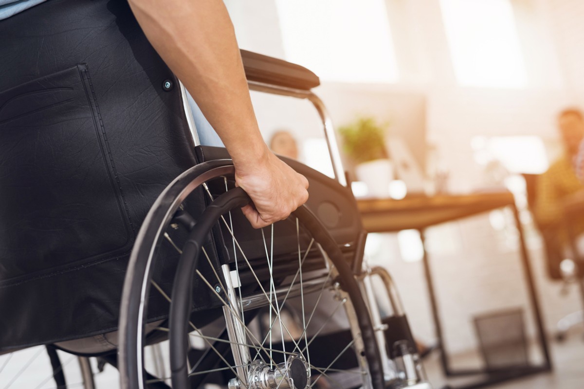 niepełnosprawny pracownik wózek inwalidzki / fot. Shutterstock