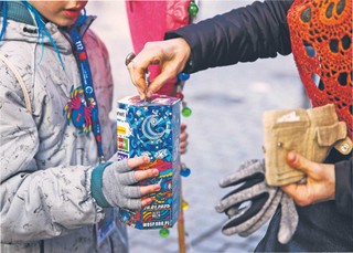 Polacy są hojni, ale wolą dzielić się gotówką niż swoim czasem