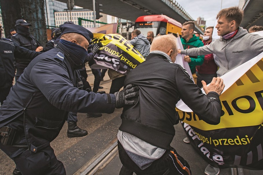 Protesty antyrządowe stają się cykliczne. Manifestanci często nie noszą masek i nie pilnują dystansu