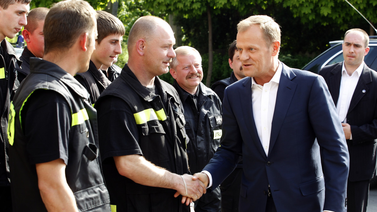 Premier Donald Tusk odwiedził dzisiaj górników, którzy trafili do Centrum Leczenia Oparzeń w Siemianowicach Śląskich po ubiegłotygodniowym wypadku w kopalni "Krupiński" w Suszcu. Szef rządu rozmawiał także z kierownictwem i personelem szpitala.