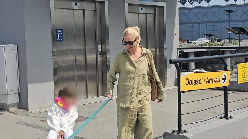 Nataša Bekvalac sa ćerkom na aerodromu