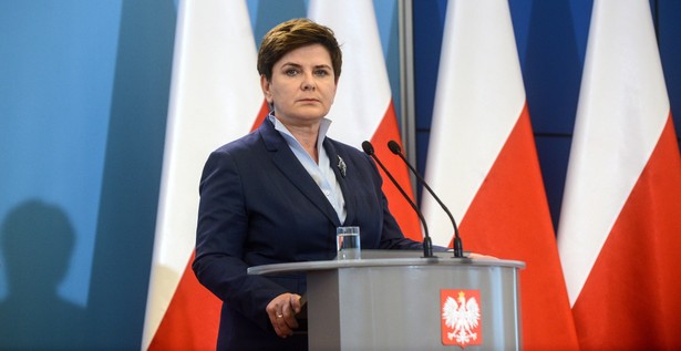 "W ciągu ostatniego miesiąca nieznacznie poprawił się także społeczny odbiór premier Beaty Szydło."