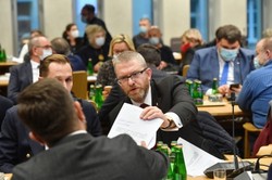 Poseł Braun kolejny raz wykluczony z obrad Sejmu za odmowę założenia maseczki
