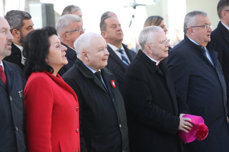 Skomielna Biała, 12.11.2022 r. Posłanka PiS Anna Paluch, prezes PiS Jarosław Kaczyński, metropolita krakowski abp Marek Jędraszewski oraz minister infrastruktury Andrzej Adamczyk podczas otwarcia tunelu imienia Marii i Lecha Kaczyńskich