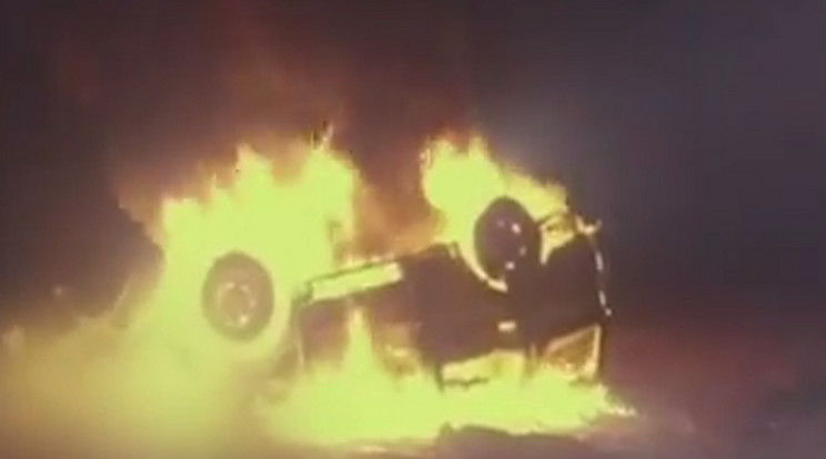 A menekülő férfiakra rágyújtották a kocsijukat / Fotó: Youtube