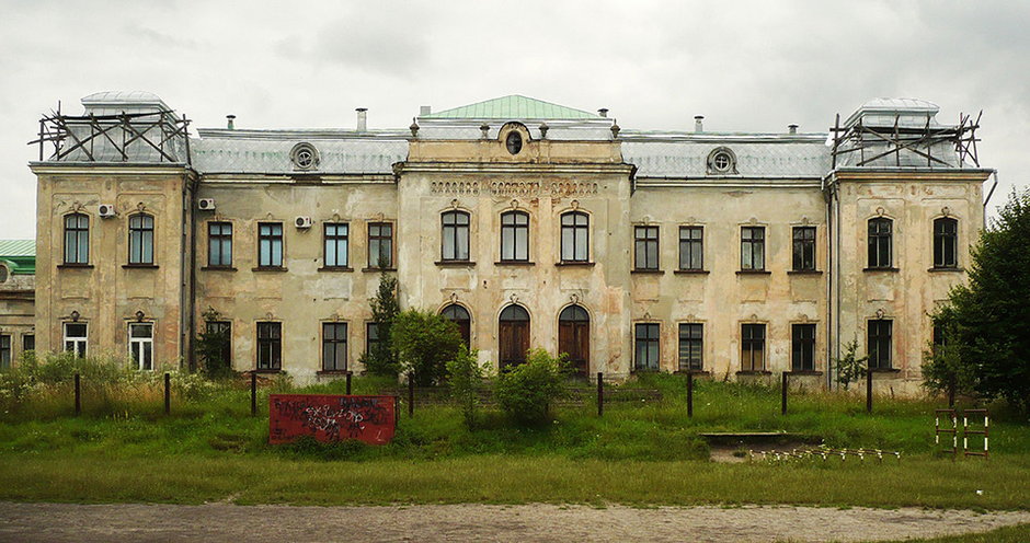 Pałac Potockich w obecnym Czerwonogrodzie (dawniej, do roku 1953 – Krystynopolu). Wraz z całą miejscowością i powiatem został on w 1951 roku oddany pod władzę Sowietów.