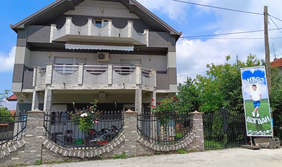Bilbord sa slikom nastradalog dečaka Bogdana Gavrilovića ispred njegove kuće