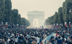 "Nędznicy" podpalili Francję. Sygnał ostrzegawczy dla całej Europy [RECENZJA]