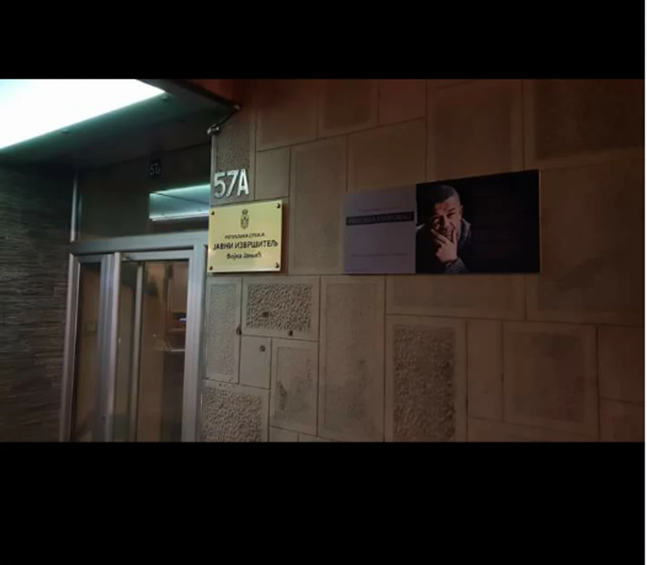 Spomen-ploča postavljena je na ulazu zgrade u Ulici Strahinjića Bana