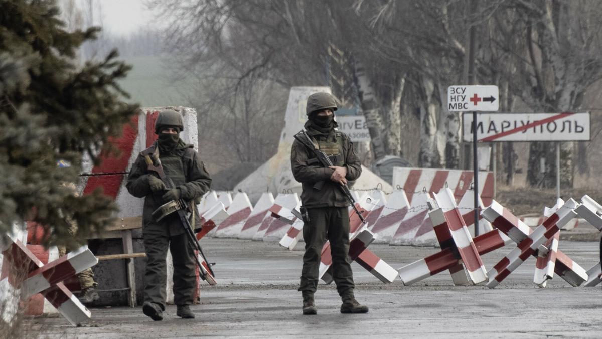 Ukraińscy żołnierze przy linii rozgraniczenia na obrzeżach Mariupola