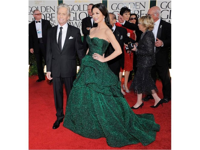 Można się oburzać na tę gigantyczną różnicę wieku. Trzeba jednak przyznać, że Catherina Zeta-Jones i Michael Douglas to imponująca para. Ona olśniewa urodą i znakomitą kreacją na imprezie, on bezwzględnie ma „to coś”