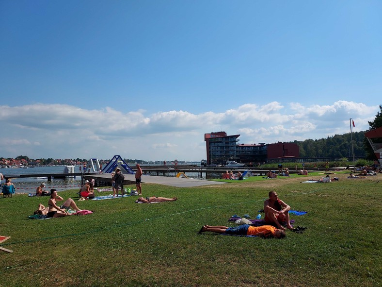 Turyści na plaży miejskiej w Mikołajkach