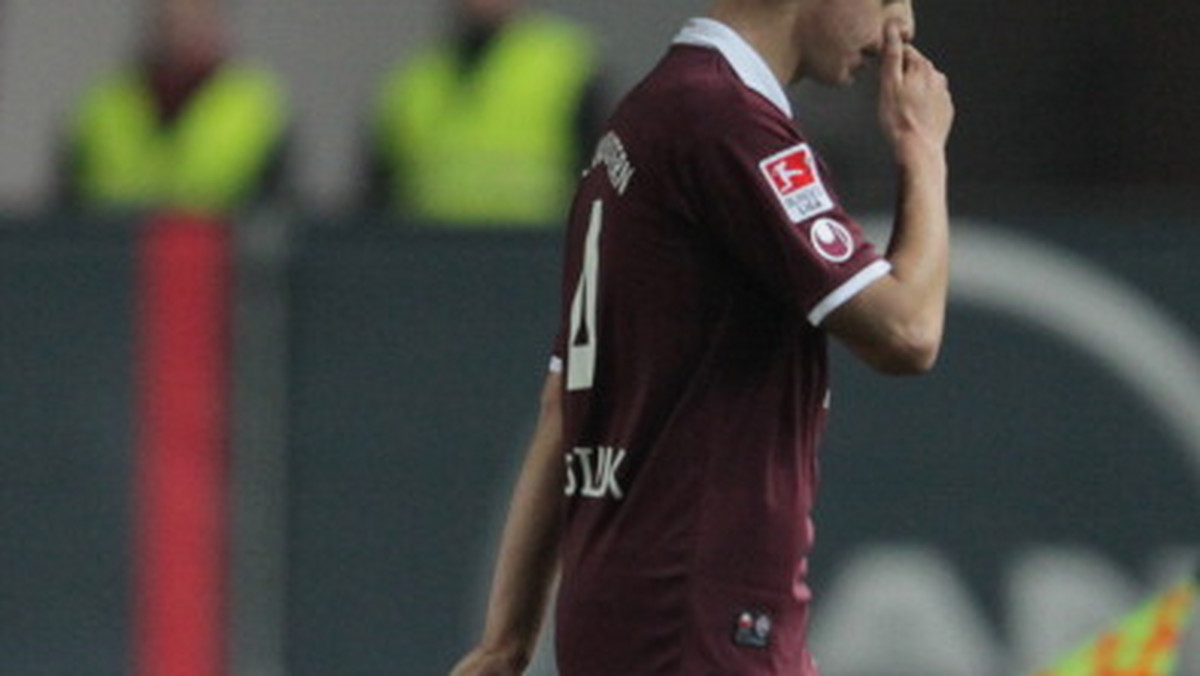 Ariel Borysiuk jednak nie zmienił barw i pozostał w 1. FC Kaiserslautern. Polski pomocnik niedawno wrócił do składu i rozegrał 45 minut w meczu Czerwonych Diabłów z Herthą Berlin - czytamy w "Super Expressie".
