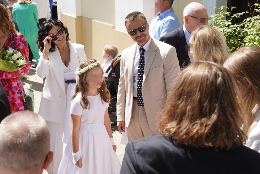 Tata i mama dumni z córki. Aż miło popatrzeć.