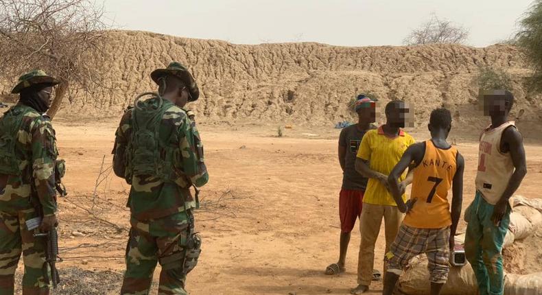 Orpailleurs etrangers à Kedougou