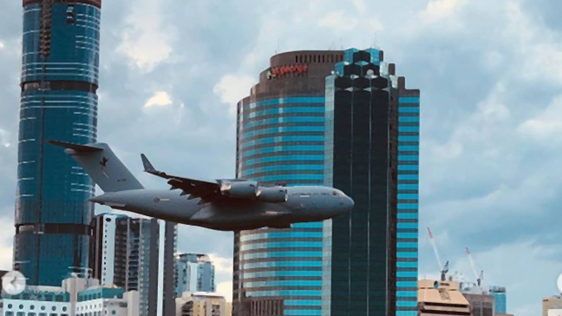 Pánik: több mint 50 méteres Boeing cikázott az épületek között