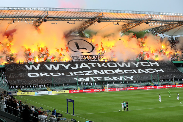 Kibice Legii Warszawa podczas meczu grupy mistrzowskiej piłkarskiej Ekstraklasy ze Śląskiem Wrocław