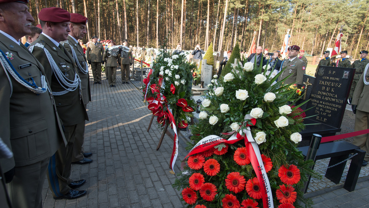 Około 450 km przebiegnie VII Sztafeta Pamięci im. gen. Tadeusza Buka - współtwórcy polskiej kawalerii powietrznej, który w 2010 r. zginął w katastrofie pod Smoleńskiem. Jej uczestnicy wyruszyli dziś ze Spały (Łódzkie) i zakończą bieg 21 kwietnia w Żaganiu (Lubuskie).