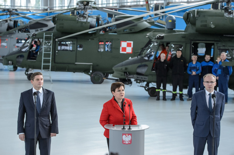 Premier Beata Szydło, wiceminister obrony Bartosz Kownacki i wiceminister rozwoju Radosław Domagalski