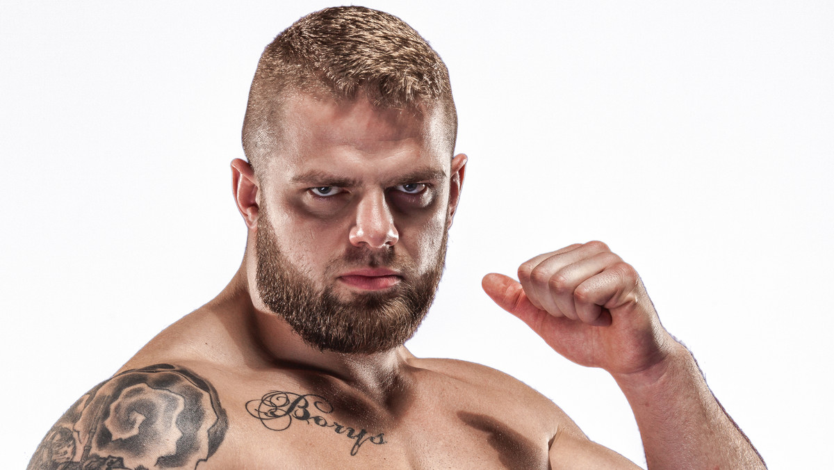 KSW28 "Fighters' Den" zbliża się wielkimi krokami. Już w sobotni wieczór, w nowej szczecińskiej arenie, o godzinie 20.00 wojownicy największej polskiej federacji rozpoczną swoją rywalizację w "stolicy polskiego MMA". Bronić pasa mistrza wagi ciężkiej będzie Karol Bedorf, który spotka się w klatce z Rollesem Gracie. Rywal polskiego mistrza KSW w wadze ciężkiej wywodzi się z legendarnej brazylijskiej rodziny. Jego dziadkiem był Carlos Gracie, który uważany jest za twórcę brazylijskiego jiu-jitsu. Dla Bedorfa ta walka z pewnością będzie dużym wyzwaniem, szczególnie że, z powodu kontuzji, ma za sobą przerwę w występach na KSW. W rozmowie z Eurosport.Onet.pl Bedorf opowiedział o swojej taktyce, a także o debiucie na nowym polu walki.