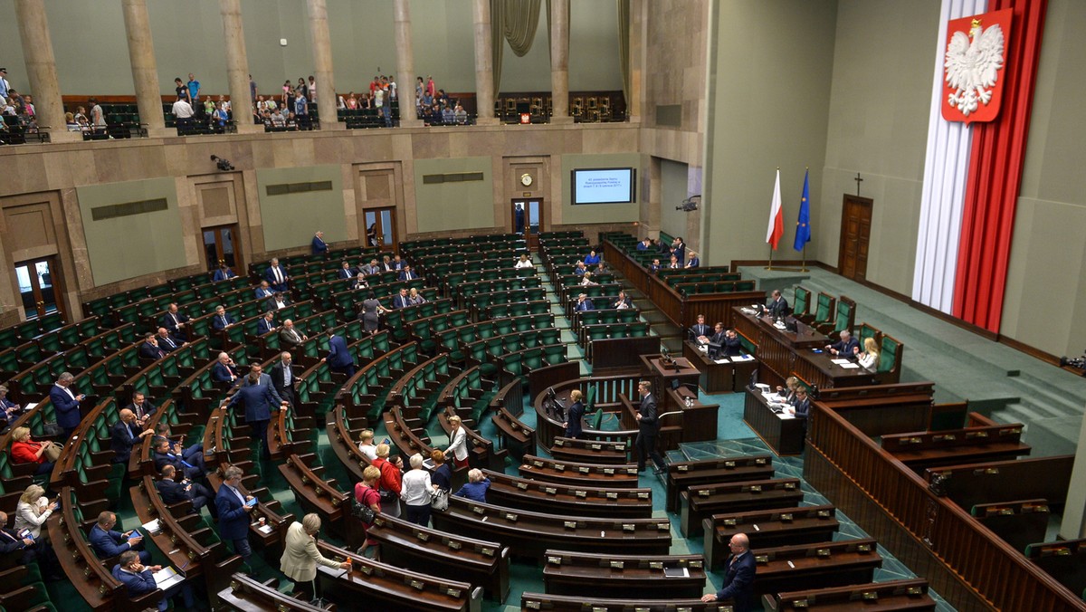 Sejm zaczął dziś drugie czytanie rządowego projektu zmian w Krajowej Radzie Sądownictwa, który przewiduje m.in. wygaszenie kadencji 15 członków Rady będących sędziami. Ich następców wybrałby Sejm; dziś wybierają ich środowiska sędziowskie.