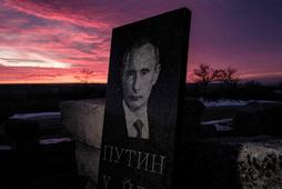 Portret Władimira Putina wyryty na nagrobku i ustawiony na barykadzie w punkcie kontrolnym w obwodzie donieckim, 9 lutego 2023 r.