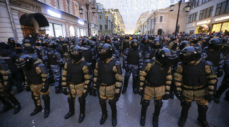 A rendőrök már gyerekeket és fiatalkorúakat is előállítottak /Fotó: MTI/EPA/Makszim Sipenkov/
