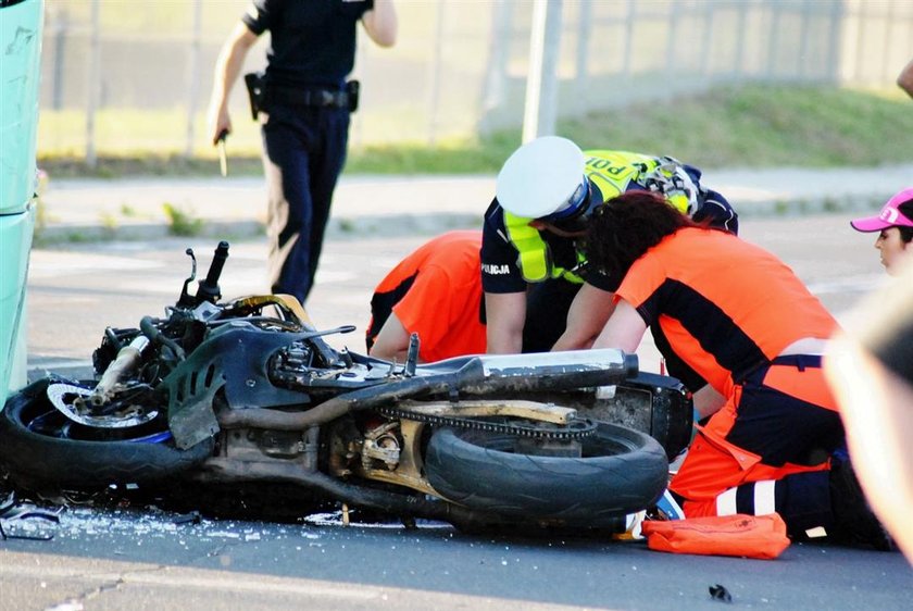 Motocyklista zginął pod autobusem