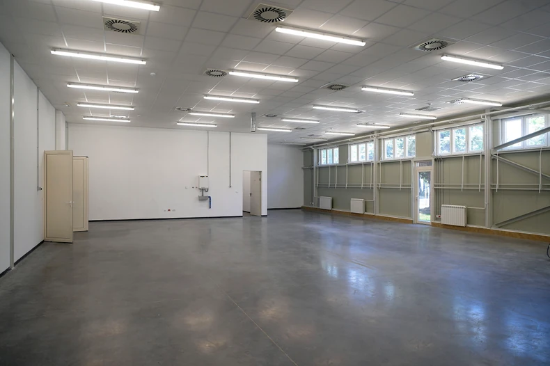 Zgrada Vojne štamparije u okviru kasarne „Žarkovo“ je prizeman objekat, izgrađen na površini od približno 2.000 kvadrata, a podeljen je u dve funkcionalne celine – upravnu i proizvodnu.