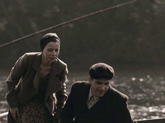 Tadeusz odnajduje wdowę po niemieckim żołnierzu, którego śmierci był świadkiem