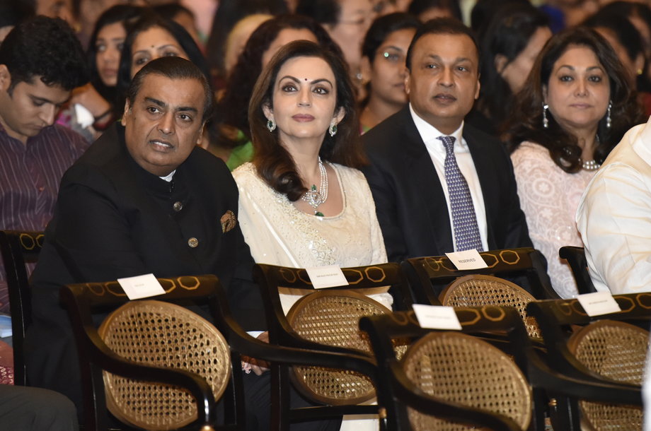 Od lewej: Mukesh Ambani z żoną Nitą oraz jego brat Anil Ambani z żoną Tiną