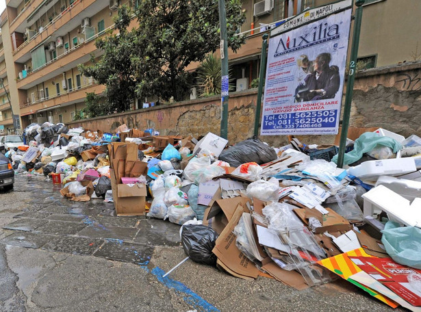 Berlusconi obiecuje, że posprząta Neapol