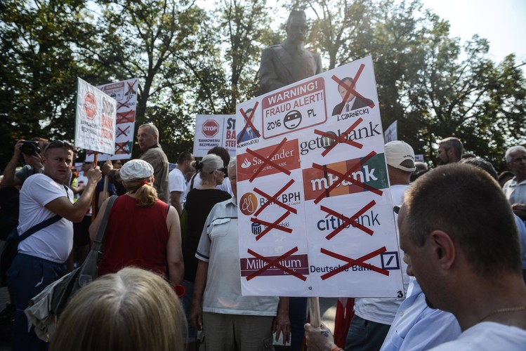 Manifestacja frankowiczów przeszła spod Belwederu pod Sejm