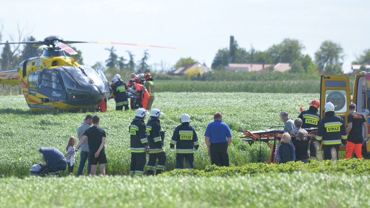 Tragicznie zakończyła się zabawa dwóch braci z Włocławka, którzy wraz z rodzicami wyjechali na działkę do nieodległej miejscowości Krępiny. Chłopcy drążyli tunel w oddalonej od kilkaset metrów skarpie. W miejscu, w którym chcieli zbudować swoją bazę na starszego z braci osunęła się ziemia. Jak informuje Fakt, na miejsce jako pierwszy przybiegł ojciec chłopców, który gołymi rękami odkopywał syna spod zwał piasku, a potem go reanimował. 10-latek trafił do szpitala. Sprawą wyjaśnienia przyczyn i okoliczności tragicznego wypadku zajęła się policja.