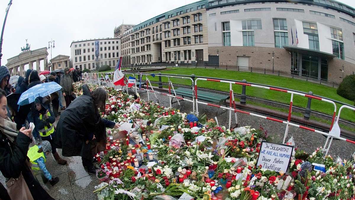 Bawarska policja podała dziś, że bada, czy zatrzymany w drodze do Francji obywatel Czarnogóry jadący samochodem pełnym broni ma związek z piątkowymi zamachami terrorystycznymi w Paryżu.