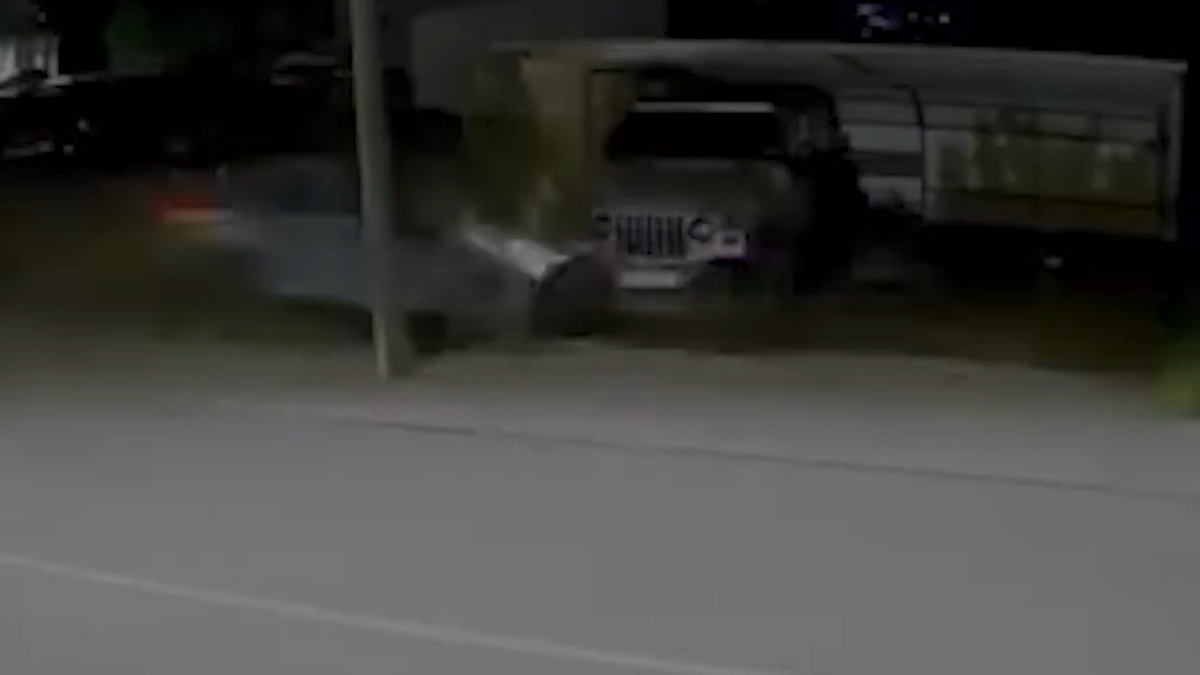 (VIDEO) OGROMNOM BRZINOM SE ZAKUCAO U AUTO U GARAŽI! Ona se urušila od siline udarca: Umalo tragedija u Vrnjačkoj Banji