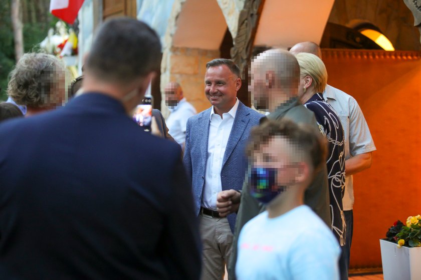 Opalony Andrzej Duda w kościele. Zdążył na wieczorną mszę