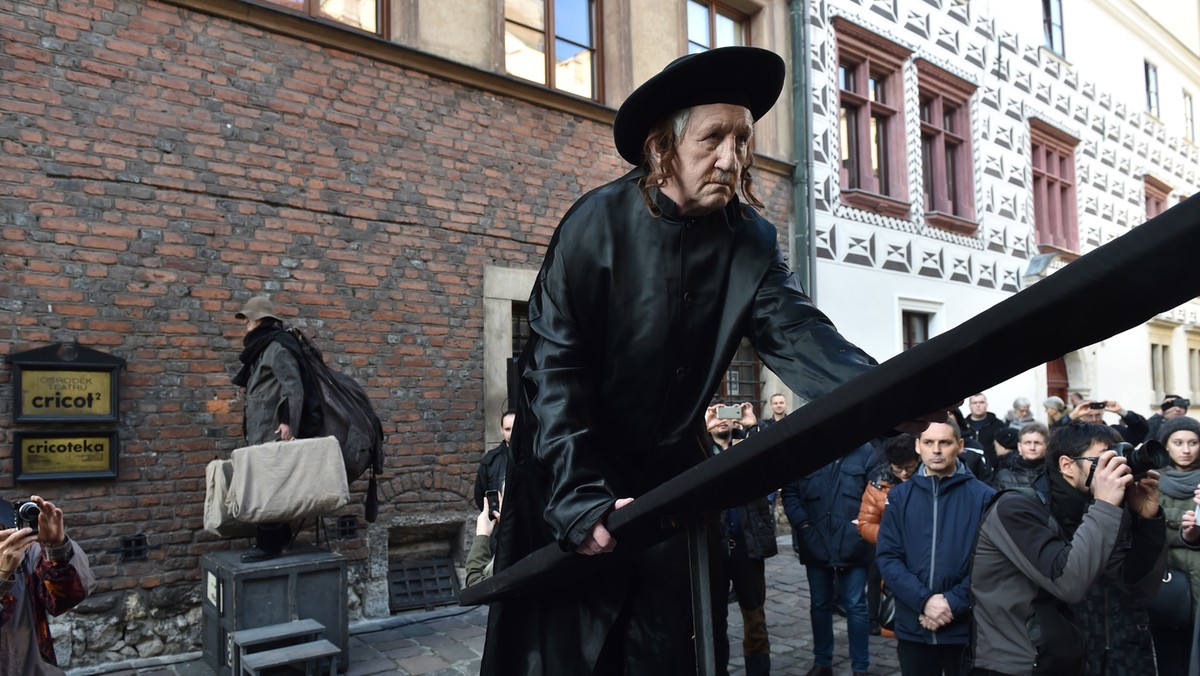 "Żywe pomniki", czyli postacie ze spektakli Tadeusza Kantora, stanęły we wtorek, w 25-lecie śmierci artysty, na ul. Kanoniczej w Krakowie. Wieczorem z okazji rocznicy w Cricotece odbędzie się też pokaz filmowego nagrania spektaklu "Kurka wodna".