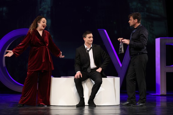 Poslednja prilika da se pogleda mjuzikl "Company": Posle spuštanja zavese ostaje pitanje da li je lakše biti sam ili hrabrije voleti?